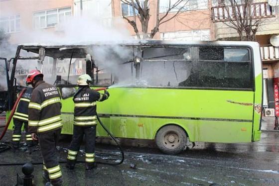 Hareket halindeki otobüs alev aldı Yolcular...