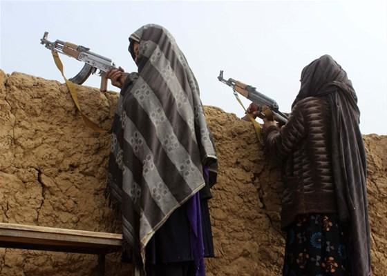 Afgan kadınlar DEAŞa karşı silahlandı