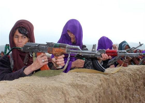 Afgan kadınlar DEAŞa karşı silahlandı