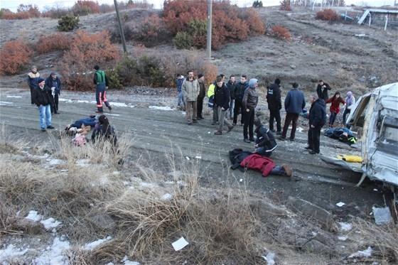 Kütahyada öğrenci servisi devrildi: 1 ölü, 14 yaralı