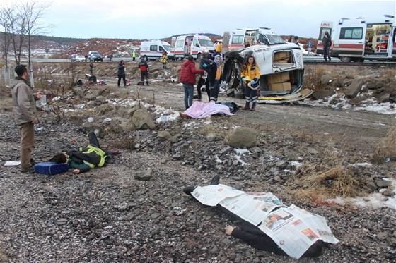 Kütahyada öğrenci servisi devrildi: 1 ölü, 14 yaralı