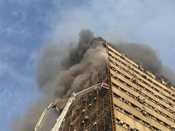 İranda 17 katlı bina çöktü