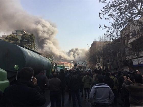 İranda 17 katlı bina çöktü