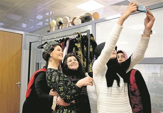 Kösem Sultan’ı Bitlisli kadınlar giydirdi