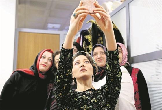 Kösem Sultan’ı Bitlisli kadınlar giydirdi