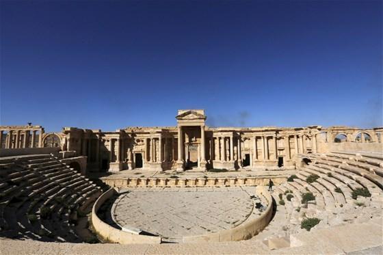 Son dakika IŞİD, Palmirada Roma Antik Tiyatrosunun bir bölümünü yok etti