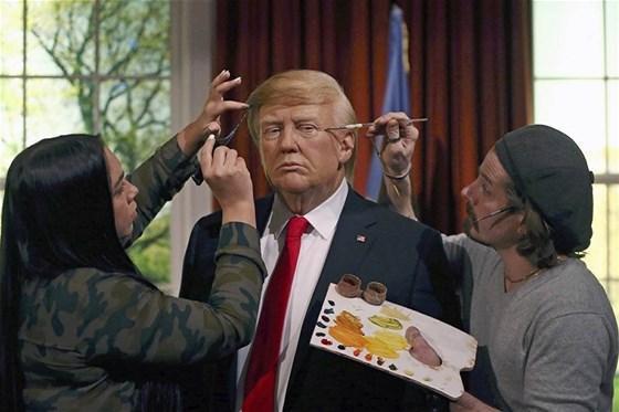 Donald Trumpın balmumu heykeli Beyaz Sarayda