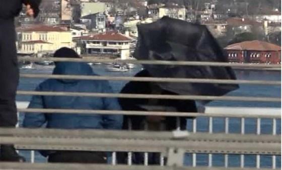 15 Temmuz Şehitler Köprüsünde şemsiyeli intihar girişimi