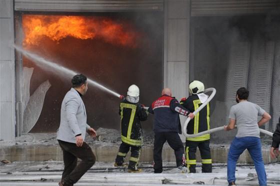 Adanada plastik fabrikasında yangın