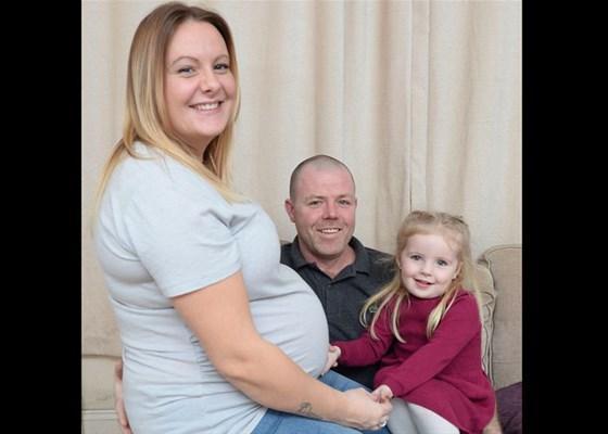 İki ikiz bebeğe aynı anda hamile kaldı