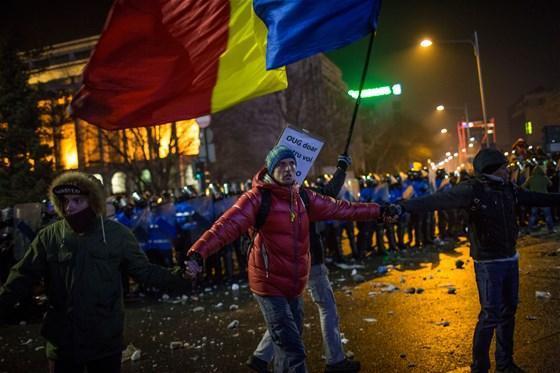 Romanyada yüz binler sokaklara döküldü