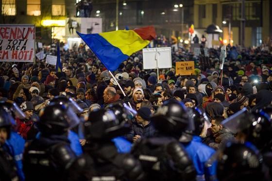 Romanyada yüz binler sokaklara döküldü