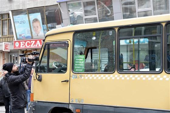 Yolcu minibüsü silahlı çatışmanın ortasında kaldı