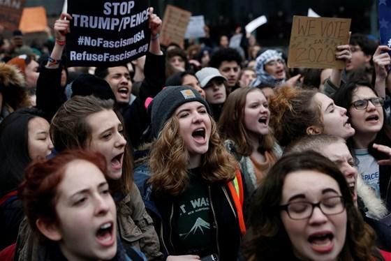Öğrenciler Trumpa karşı