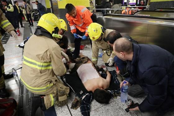 Hong Kong’da metroda yangın: Ağır yaralandılar