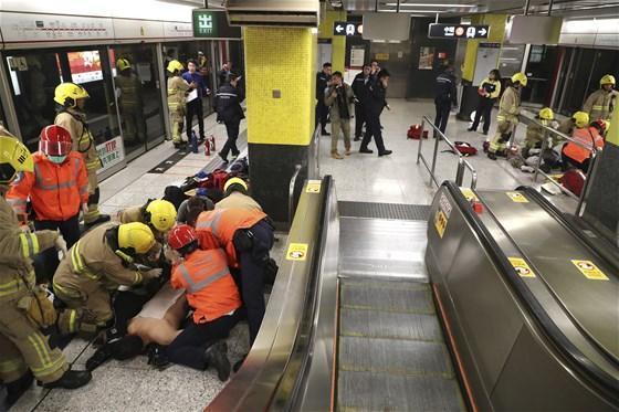 Hong Kong’da metroda yangın: Ağır yaralandılar
