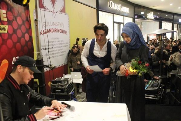 Sinan Akçıl konserinde sürpriz evlenme teklifi