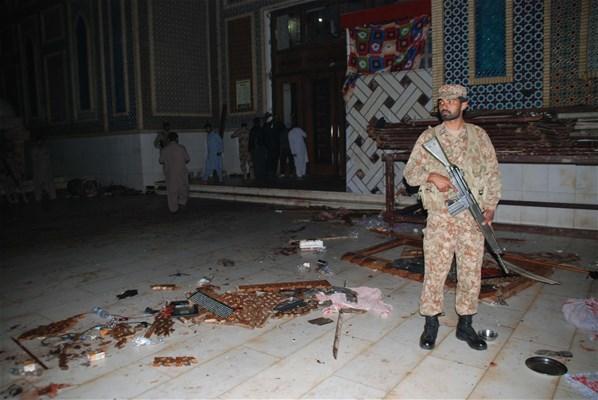 Pakistanda türbeye bombalı saldırı Çok sayıda ölü var