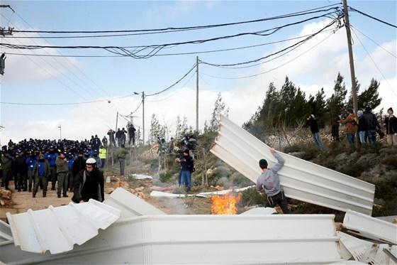 İsrailde tahliyeler başladı Ortalık yangın yeri