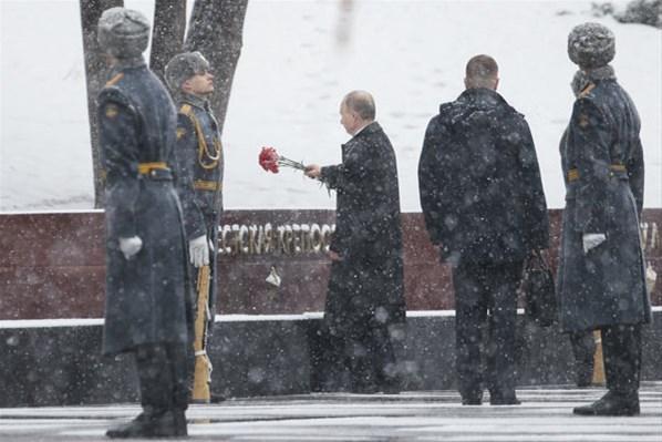 Rusya Vatan Savunucuları Gününü kutluyor