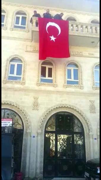 Başkan gözaltına alındı, belediyeye Türk bayrağı asıldı
