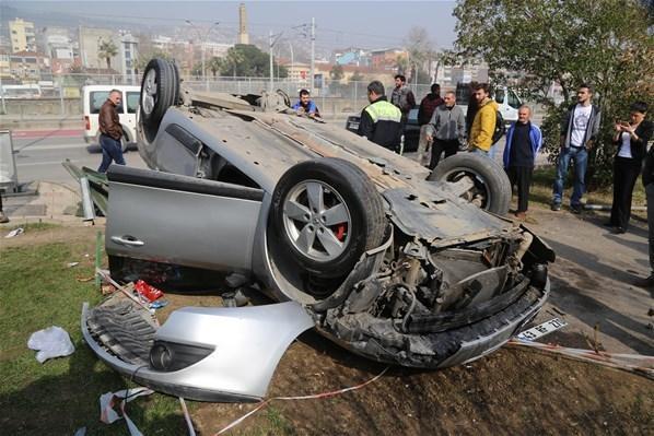 Otomobil kaldırımda yürüyen yayalara çarptı: 3 yaralı