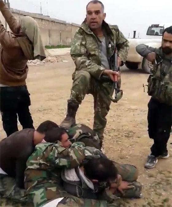 Suriyeli askerleri yakalayıp fotoğraflarını yayınladılar