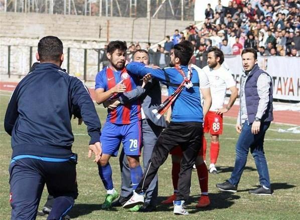 Futbolcuya kafa attı taraftarlar sahaya indi