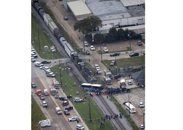 Tren yolcu otobüsüne çarptı Ölü ve yaralılar var
