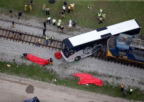 Tren yolcu otobüsüne çarptı Ölü ve yaralılar var
