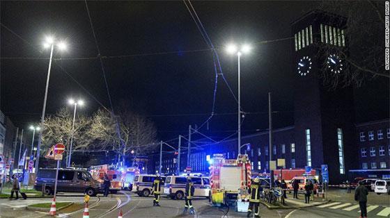 Almanyada tren istasyonunda baltalı saldırı