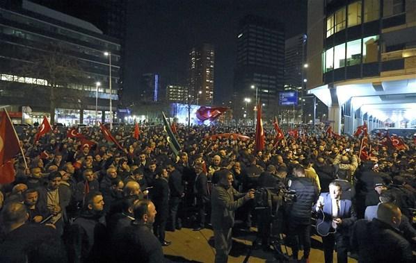 Hollandada Türklerden protesto