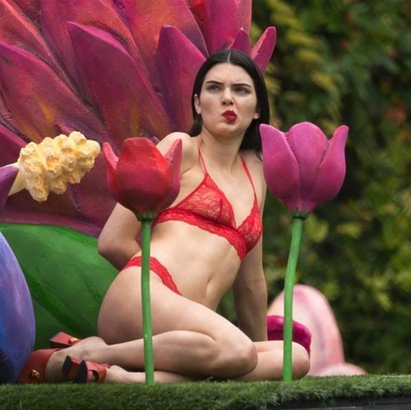 Kendall Jenner çiçekler içinde