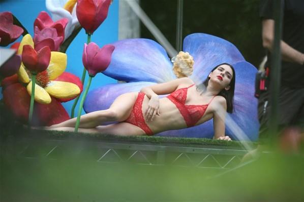 Kendall Jenner çiçekler içinde
