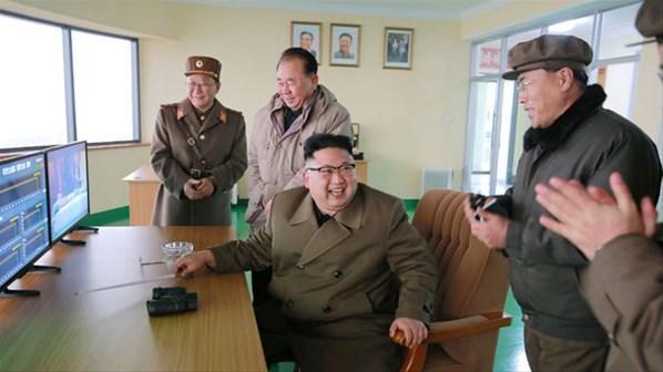 Kuzey Kore dünyayı tehdit ederek yeni füzesini fırlattı