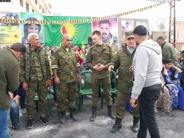 Rus askerleri YPG bayrağıyla poz verdi