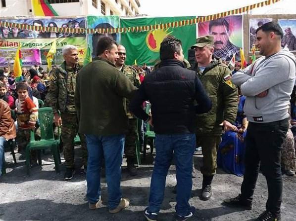Rus askerleri YPG bayrağıyla poz verdi