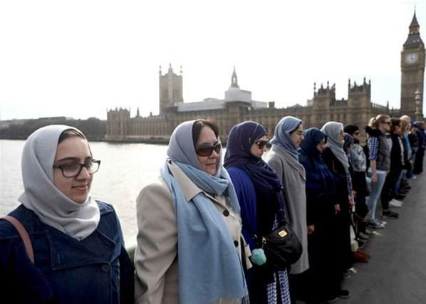 Müslüman kadınlardan Londra’da el ele tutuşup kurbanları andı