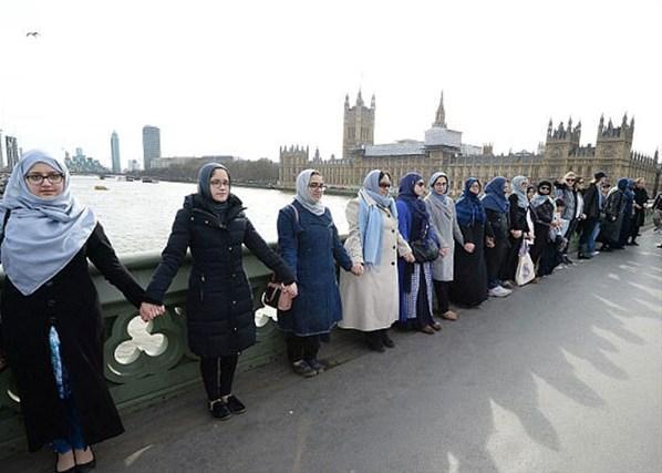 Müslüman kadınlardan Londra’da el ele tutuşup kurbanları andı
