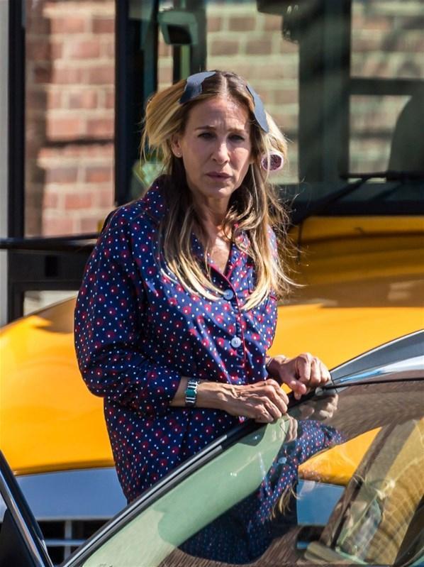 Sarah Jessica Parker pijamayla sokakta