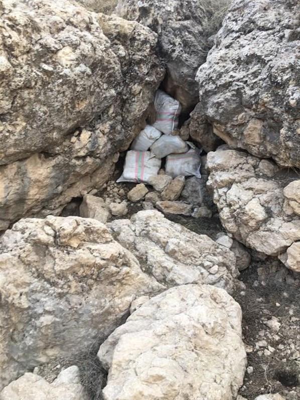 Polis, kayalıkların arasında 160 kilo eroin buldu