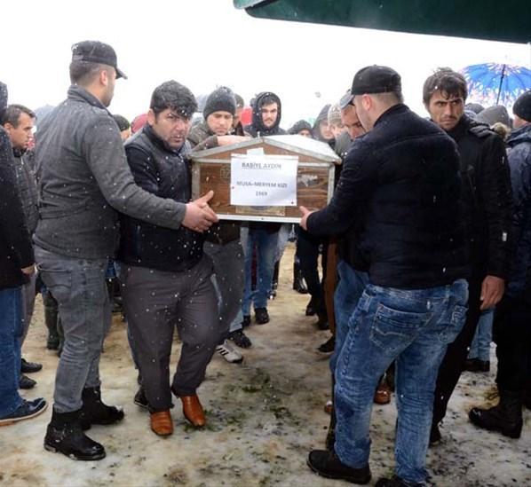 Feci kazada ölenlerin cenazeleri kar altında toprağa verildi
