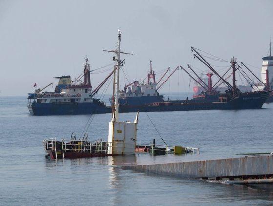 Kartal sahilinde demirli icralık gemi su alarak battı