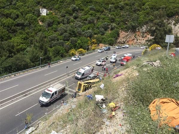 Tur otobüsü devrildi: 24 ölü, 10 yaralı