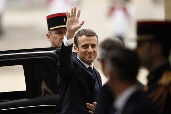 Macron görevi Hollandedan devraldı