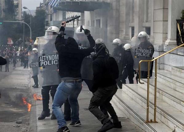 Yunanistan karıştı Polisler Bakanlık binasını bastı