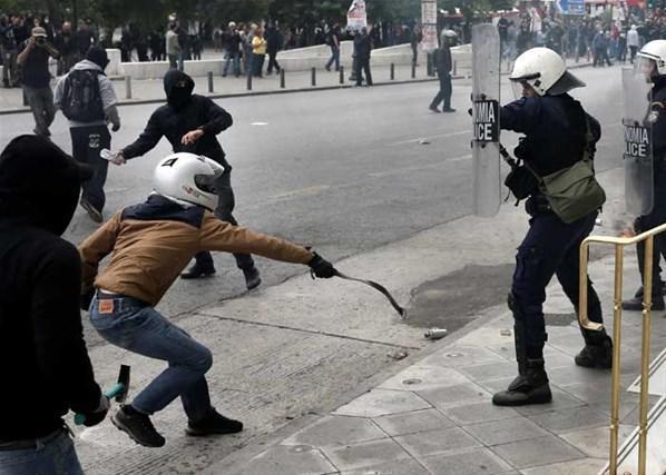 Yunanistan karıştı Polisler Bakanlık binasını bastı