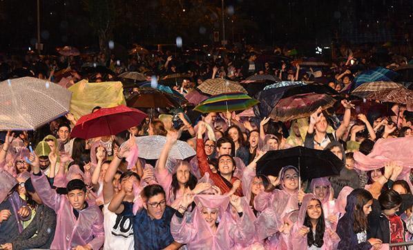 Mustafa Ceceli konserine yağmur engeli