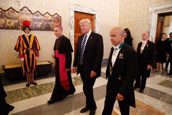 Melania Trumpın Suudi Arabistanda başı açıktı, orada kapandı