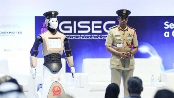 İlk robot polis göreve başlıyor